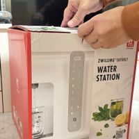 可能是‎泡茶器和‎顯示的文字是「 ‎ทที ZWILLINS ZWILLING ENFINIGY WATER STATION 1000 A ថ ه ® ပုပ 色 恋り なださら 美 a 合物事量‎」‎‎ 的圖像