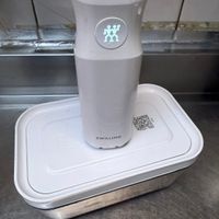 可能是熱水器和顯示的文字是「效 MR ZW ZWILLING 」的圖像