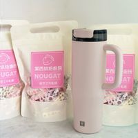 可能是顯示的文字是「 SA 烘焙廚房 UGAT 手工牛乳糖 潔西烘焙廚房 NOUGAT 純手工牛軋糖 廚房 NO! 梁西廚房 Χα 絮西： AT 手軋糖 然」的圖像