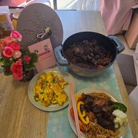 可能是肉排和燉小牛膝的圖像