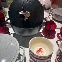 可能是顯示的文字是「 COOOTTE E STAUB ድበርያ S आर 」的圖像