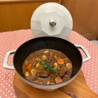 可能是燉小牛膝和顯示的文字是「 AU RUB STAUD PUAUR STIUB 」的圖像