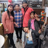 可能是一或多人和文字的圖像