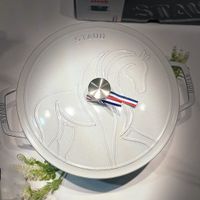 可能是腕錶和顯示的文字是「 STAUB 」的圖像