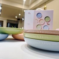 可能是顯示的文字是「 STAUB ESTAUB ECTAUB ASTAUB STAUB 」的圖像