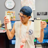 可能是咖啡杯、矢車菊和文字的圖像