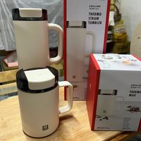可能是咖啡機、咖啡杯、泡茶器和顯示的文字是「 나 m m ZWILLING ZWILLING LING ZWIL THERMO PLUS THERMO STRAW TUMBLER 20N ZWILLIA THERMO MUG 」的圖像