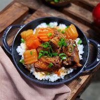可能是肉排、燉小牛膝和豆腐的圖像