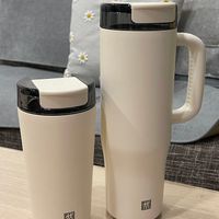 可能是咖啡杯、泡茶器和文字的圖像