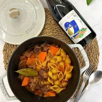 可能是燉小牛膝、義大利麵和文字的圖像