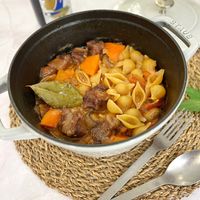 可能是燉小牛膝、義大利麵和顯示的文字是「 STAUB STAUB 」的圖像