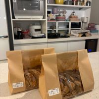可能是脆皮奶酥蛋糕、燕麥餅乾、巴布卡麵包、餅乾和文字的圖像