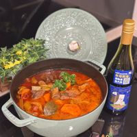 可能是燉小牛膝和文字的圖像