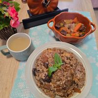 可能是炒飯、燉小牛膝、麵、肉排和文字的圖像