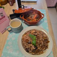 可能是肉排、炒飯和文字的圖像