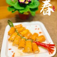 可能是豆腐、港式點心、炒麵和顯示的文字是「春 艾蜜莉餐桌 hello hello2026 2026 」的圖像