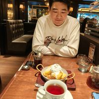 可能是咖啡機和牛角扣大衣的圖像