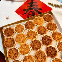 可能是炒麵、燕麥餅乾和顯示的文字是「 ቸረ 春」的圖像