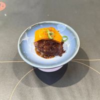 可能是魚卵、蛋黃、壽司、炸丸子和生魚片的圖像