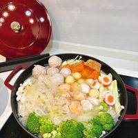 可能是麵、拉麵、火鍋和豆腐的圖像