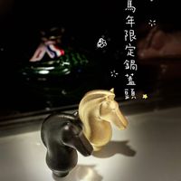 可能是‎顯示的文字是「‎馬 年 年* 六 限 定 鍋 蓝 去 m اه 原 < ሎመ‎ 」‎的圖像