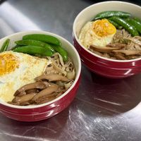 可能是蛋黃、香菇、拉麵和水波蛋的圖像