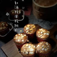 可能是舒芙蕾、戚風蛋糕、巴布卡麵包和顯示的文字是「紅 酒* 半 酒 桂 圓 員 核 桃 米 桃兆 糕」的圖像