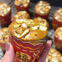 可能是‎戚風蛋糕和‎顯示的文字是「 ‎Rebecca's Rebecca'sHedonism Hedonism 福 福亮 كر‎ 」‎‎ 的圖像
