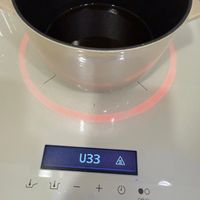 可能是泡茶器、鬆餅機和顯示的文字是「 U33 風 S سك 2 •o Off/On 」 的圖像