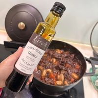 可能是顯示的文字是「 AUSTRAL Lírah N LUSCIOUSL Classic OUSLY Acи CARAMELISED TANVI ATAFTED AUSTRALIAN USTRALI TRALIAN BALSAMIC STICKY STICKY LUSCI WEET CRAFTED FROM 250mL GREAT GREAT 隊 LIANG GRAPES 」的圖像