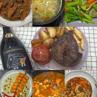 可能是肉排和顯示的文字是「 PETITCOCHONN PETIT COCHONNE iuddo STAQEI 」的圖像