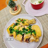 可能是豆腐和顯示的文字是「 10 ٦21 STAUB TAUB 白斬雞」的圖像