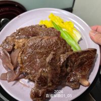 可能是肉排和顯示的文字是「 AKNO 2026 直播解鎖01_05 01_05 」的圖像