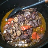 可能是燉小牛膝和文字的圖像