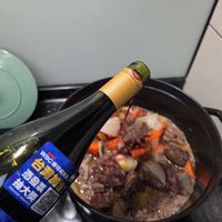 可能是火鍋、燉小牛膝和顯示的文字是「 WBC 026 E SO00 抽大獎 憑發票 台灣加 後」的圖像