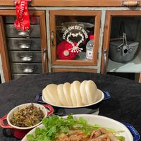 可能是麵、炒麵和文字的圖像