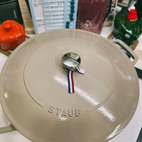 可能是顯示的文字是「 a6 STAUB 」的圖像