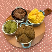 可能是舒芙蕾、戚風蛋糕、豆腐和文字的圖像