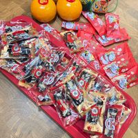 可能是焗豆、水果、糖果和文字的圖像