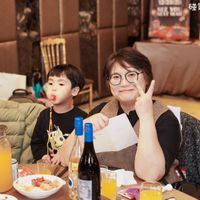 可能是一或多人和文字的圖像
