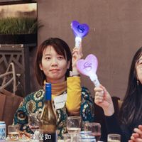 可能是一或多人、瀏海和顯示的文字是「 K 地 ViFengHu WOW! Yi Feng Huang& FenHdg&陳登如 & 陳 陳澄如 a&陳澄如 如」的圖像