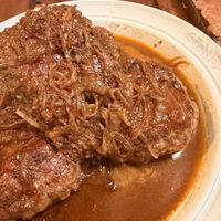 可能是燉小牛膝和肉排的圖像