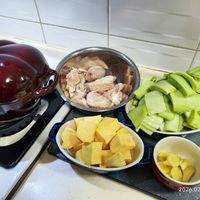可能是火鍋、豆腐和文字的圖像