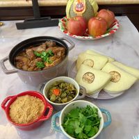 可能是北非小米飯、燉小牛膝和肉餡餅的圖像