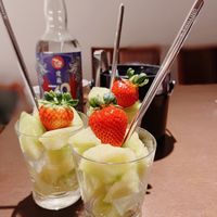 可能是草莓、飲料和文字的圖像