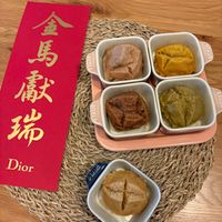 可能是義式冰淇淋和顯示的文字是「 STAUB STAUB 馬 STAUB 獻 瑞 노축 金 STAUB Dior 」的圖像