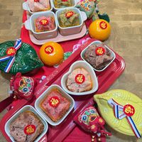 可能是炒麵、炒飯和文字的圖像