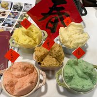 可能是義式冰淇淋、豆腐和顯示的文字是「吉 大吉大利 दा 2026 YEAR APPYNEWYEAR APPY NEW STAU 福 G TAPH STAUB 」的圖像