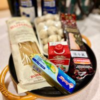 可能是炒麵、義大利麵、麵和文字的圖像