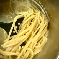 可能是炒麵、義大利麵、麵和拉麵的圖像